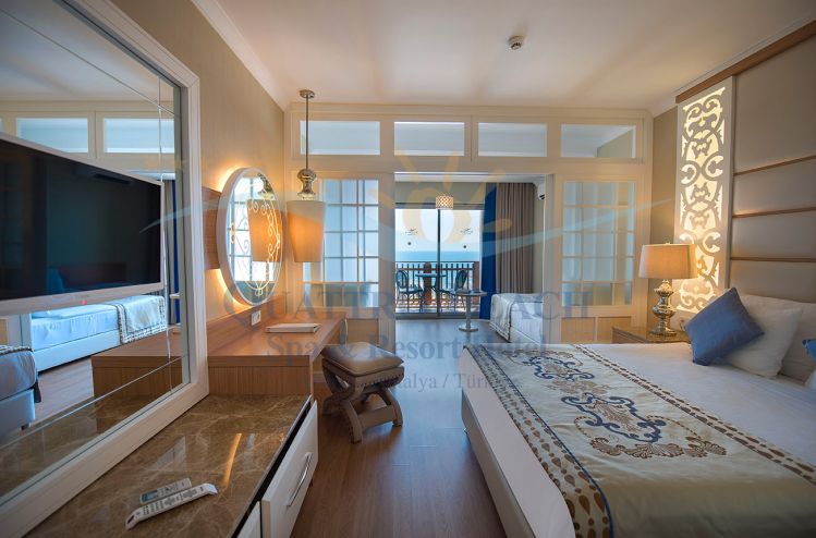 Family Room with Direct Sea View